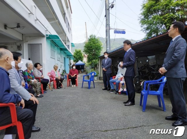 황운하 더불어민주당 국회의원 당선인이 22일 수돗물 공급이 안 되는 대전 중구 석교동 제일아파트 입주민들과 만나 대화를 나누고 있다.(황운하 국회의원 당선인 제공)© 뉴스1