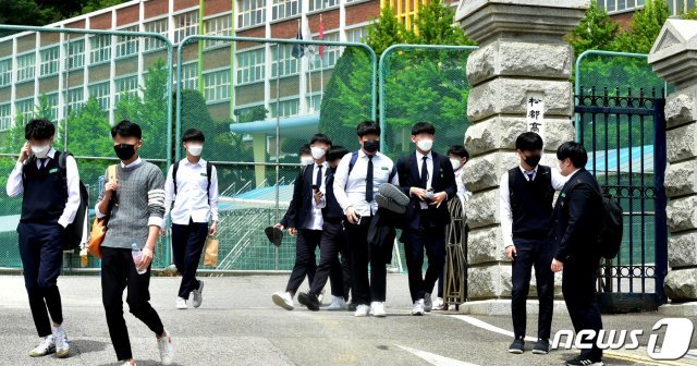20일  인근 지역에서 신종 코로나바이러스 감염증(코로나19) 확진자가 발생해 인천 송도고등학교 학생들이 귀가하고 있다. © News1