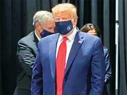 마스크 쓴 트럼프 처음 포착 21일(현지 시간)
 미국 미시간주 포드자동차의 인공호흡기 생산 현장을 찾은 도널드 트럼프 대통령이 검은색 마스크를 쓴 모습이 처음으로 포착됐다. 
그는 보건 당국의 권고에도 “강한 지도자 이미지를 훼손한다”며 줄곧 마스크 착용을 거부해 왔다. NBC 트위터 캡처