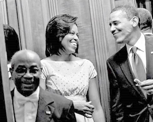 버락 오바마 전 미국 대통령의 부인 미셸 오바마 여사의 자서전 ‘비커밍’에 실린 백악관 전 집사 윌슨 루스벨트 저먼 씨의 사진. 엘리베이터 안에서 저먼 씨와 오바마 부부 모두 미소를 짓고 있다. 사진 출처 미셸 오바마 자서전