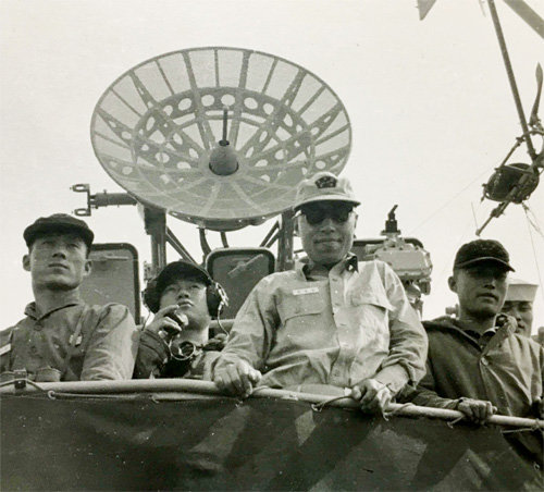 1965년 3월 간첩선 나포작전 당시 함장으로 있던 구축함 충무함에서 찍은 사진(오른쪽에서 두 번째)이다. 최영섭 대령 제공