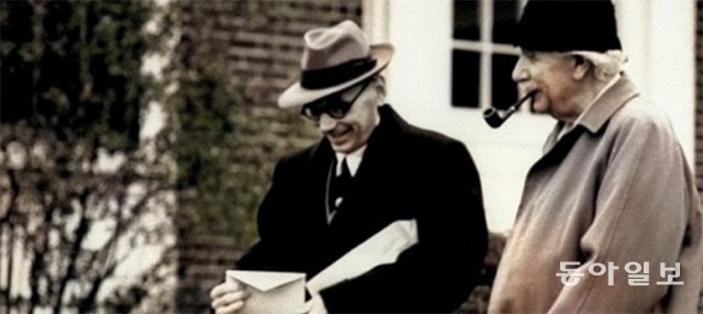 1940년대 미국 프린스턴대 연구소에서 나란히 재직한 물리학자 아인슈타인(오른쪽)과 수학자 괴델. 둘은 ‘세계는 사람의 인식과 무관하게 합리적으로 조직되어 있지만 결국 인간이 이해할 수 있는 것’이라고 믿었다. 동아일보DB