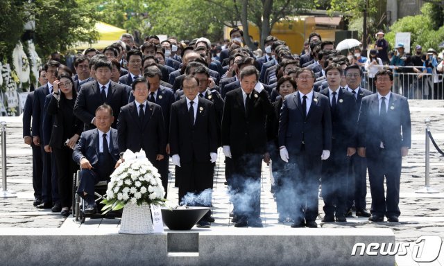 23일 오후 경남 김해시 진영읍 봉하마을에서 열린 고 노무현 전 대통령 서거 11주기 추도식 후 더불어민주당 제21대 국회의원 선거 당선인 전원과 당 지도부가 노 전 대통령 묘역을 참배하고 있다 2020.5.23 © News1