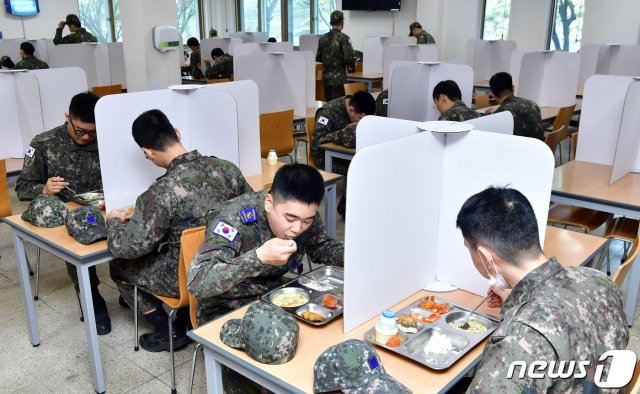 공군 제11전투비행단 소속 병사들이 1일 코로나19 감염 예방을 위한 가림막이 테이블마다 설치된 식당에서 점심 식사를 하고 있다. (공군 제공) 2020.4.1