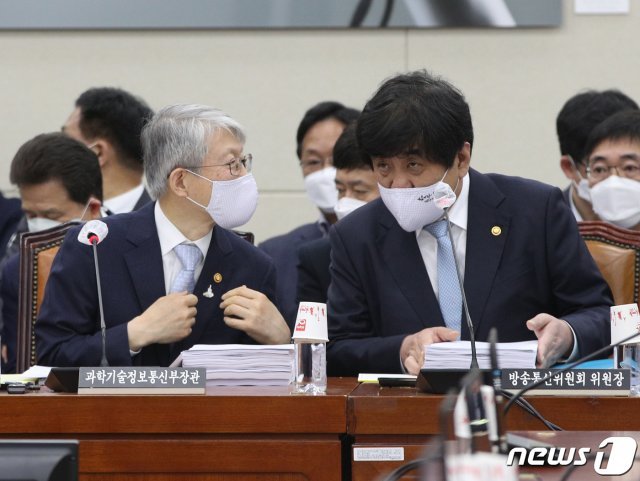 최기영 과학기술정보통신부 장관(왼쪽)과 한상혁 방송통신위원장 2020.5.7/뉴스1 © News1