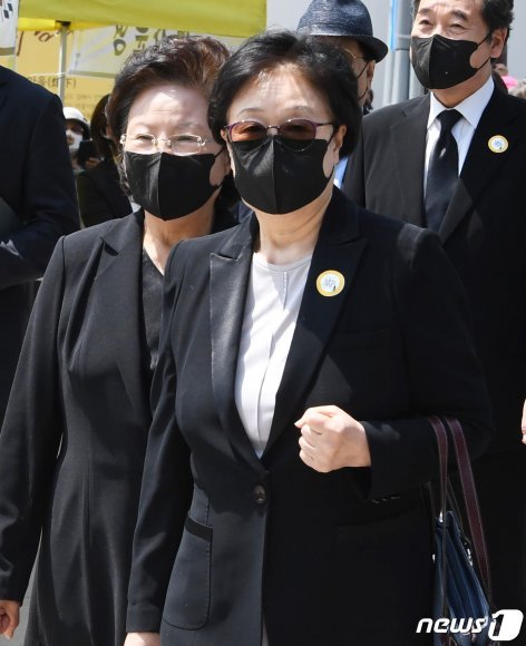 한명숙 전 국무총리가 23일 오전 경남 김해시 진영읍 봉하마을에서 열린 고 노무현 전 대통령 서거 11주기 추도식으로에 참석하기 위해 이동하고 있다. 2020.5.24/뉴스1