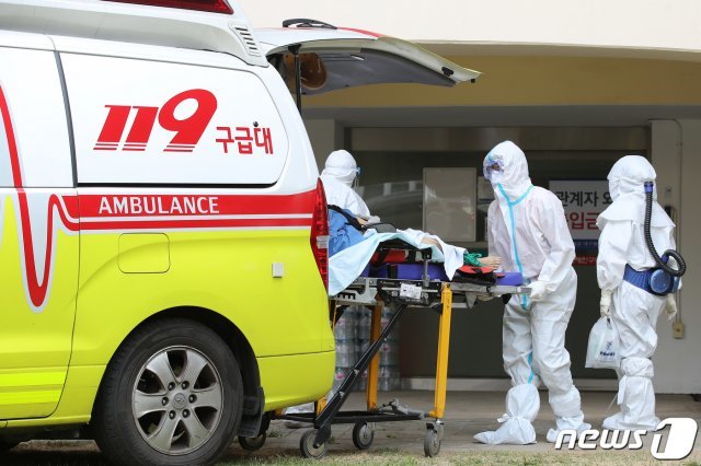 21일 오전 신종 코로나바이러스 감염증(코로나19) 지역거점병원인 대구 중구 계명대 대구동산병원에서 119구급대와 의료진이 입원 중인 코로나19 확진 환자를 병원 내 별도의 격리병동(9병동)으로 옮기고 있다. 2020.5.21/뉴스1 © News1