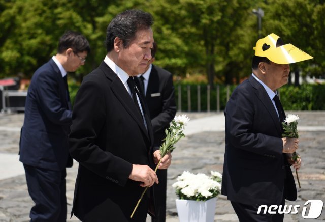 이낙연 전 국무총리가 23일 오전 경남 김해시 봉하마을에서 열린 고(故) 노무현 전 대통령 서거 11주기 추도식에서 헌화하고 있다. (노무현재단 제공) 2020.5.23/뉴스1