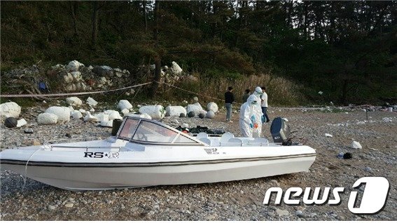 태안해양경찰이 충남 태안군 소원면 일리포 해변에서 발견된 소형보트와 일대를 수색하고 있다.(제공=태안해양경찰서)© 뉴스1