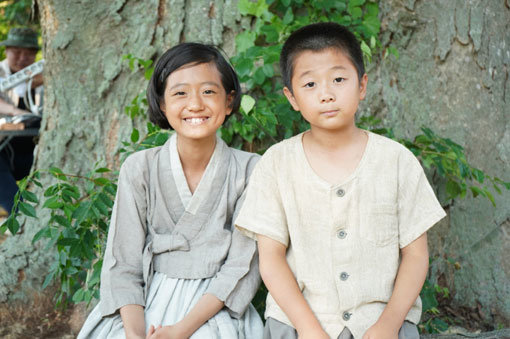 누적관객 10만 명을 동원한 ‘저 산 너머’의 한 장면. 고 김수환 추기경의 유년기를 따뜻하게 그린 영화다. 사진제공｜리틀빅픽처스