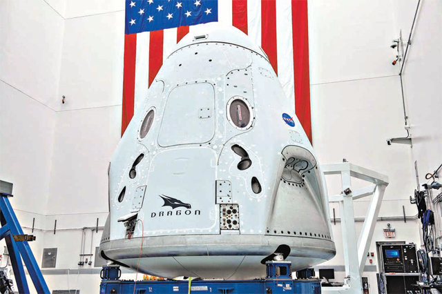 유인 우주선 ‘크루 드래건’이 이달 27일 발사를 앞두고 미국 플로리다주 케이프커내버럴 공군기지에서 최종 점검을 받고 있다. NASA 제공