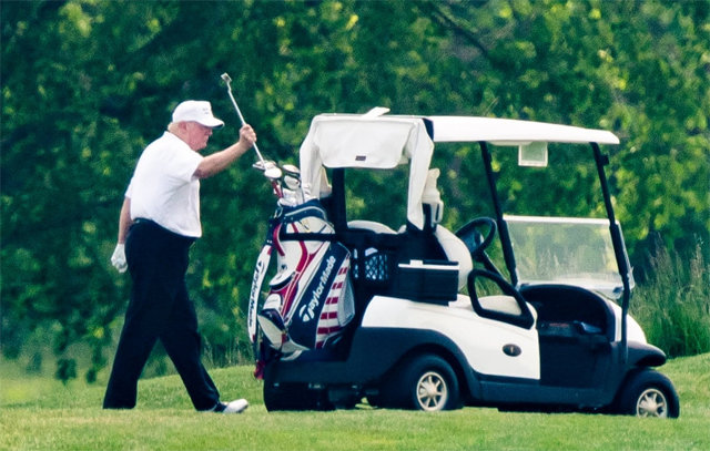 헤아릴 수 없는 속내 도널드 트럼프 미국 대통령이 23일 버지니아주 스털링에 위치한 골프장 ‘트럼프 내셔널’에서 골프를 즐기고 있다. 이날도 트럼프 대통령과 일행은 마스크를 착용하지 않았다. 가디언 캡처