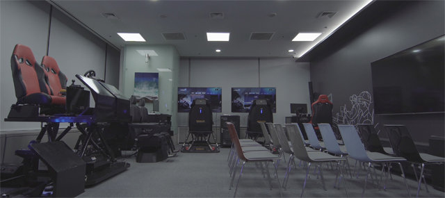 인천 송도국제도시 갯벌타워 1층 ‘인천 VR(가상현실)·AR(증강현실) 제작거점센터’에 조성된 시뮬레이터룸의 모습. 이곳에서는 개발한 VR·AR 콘텐츠를 직접 실험해 볼 수 있다. 인천테크노파크 제공
