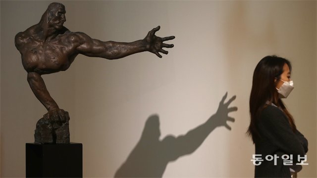 오른팔이 어깨가 아닌 가슴 아래에 붙어 해부학적으로 왜곡된 류인 특유의 표현을 볼 수 있는 조각 작품.