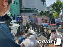 지난 23일 오후 2시40분쯤 부산 남구에 있는 부산예술회관 주차장에서 SM5 운전자 A씨(60대 남성)가 후진하다 보행자 B씨(60대 남성)를 충격하고 인근 주차차량 4대를 잇따라 들이받았다. 출동한 경찰과 소방대원들이 현장을 수습하고 있다.(부산지방경찰청 제공) © 뉴스1