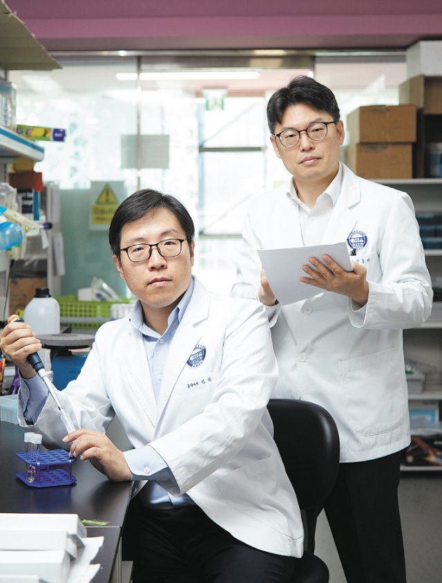 김찬 분당차병원 혈액종양내과 교수(왼쪽)와 전홍재 교수가 암 치료에 대해 설명하고 있다. 분당차병원 제공