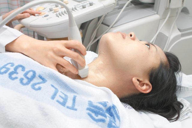 한 여성 환자가 병원에서 갑상샘암 초음파 검사를 받고 있다. 동아일보DB