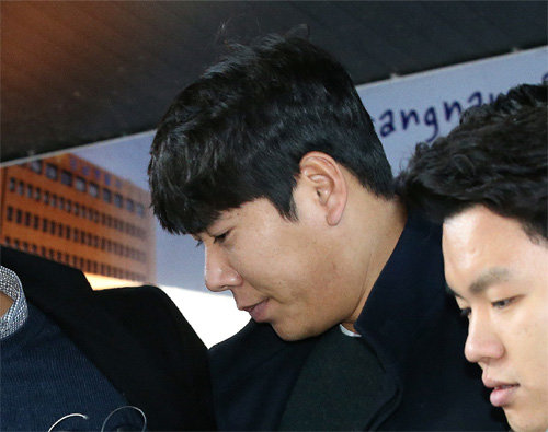 강정호가 2016년 음주 사고로 조사를 받은 뒤 서울 강남경찰서를 나오고 있다.