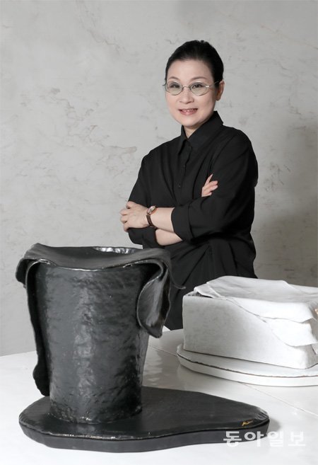동아일보 100주년을 기념하는 오브제 ‘합(合)’ 옆에서 포즈를 취한 김선미 도예가. ‘합’은 서울 종로구 동아미디어센터 ‘한국의 상’에 6월 26일까지 전시된다. 홍진환 기자 jean@donga.com