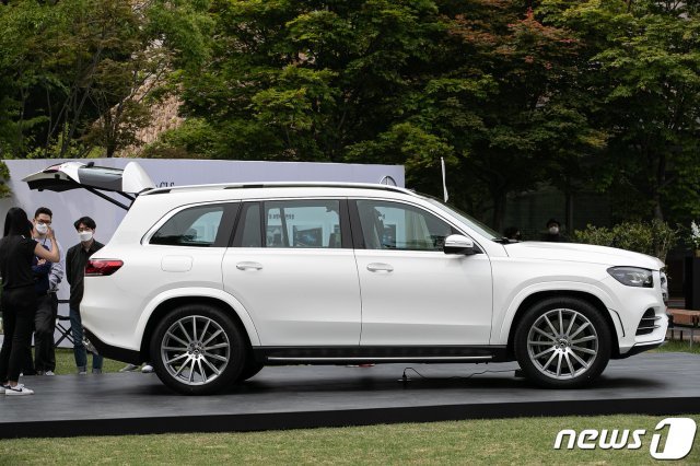 25일 오후 경기도 가평군 아난티 코드 펜트하우스에서 열린 더 뉴 메르세데스-벤츠 GLS 출시 행사에서 차량이 전시돼 있다. ‘더 뉴 메르세데스-벤츠 GLS’는 7인승 모델이며, 더 뉴 GLS 580 4MATIC에는 8기통 가솔린 엔진이, 더 뉴 GLS 400 d 4MATIC에는 6기통 디젤 엔진이 탑재됐다. GLS 580 4MATIC엔 국내 처음으로 48볼트 전기 시스템 EQ 부스트가 결합된 새로운 V형 8기통 가솔린 엔진이 들어가서 최고 출력 489마력, 최대 토크 71.3kg.m의 성능을 발휘한다. 2020.5.25/뉴스1 © News1