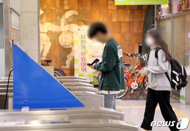 중앙재난안전대책본부가 대중교통 마스크 착용 의무화하도록 한 26일 오전 광주 한 지하철에 마스크를 쓰지 않은 시민(왼쪽)이 지하철역에 들어가고 있다.2020.5.26 © News1