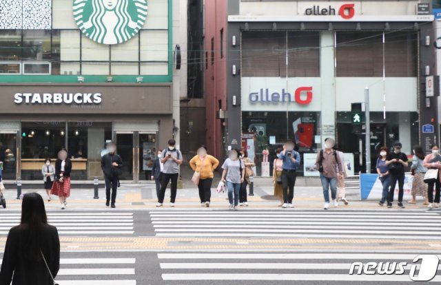 대중교통 마스크 착용 의무화 첫날인 26일 부산 시민들은 대부분 마스크를 착용하고 버스나 지하철, 택시를 이용했다.2020.05.26/뉴스1© 뉴스1