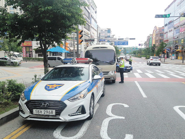 인천 남동경찰서 교통안전계에서 근무하는 경찰관들이 22일 오전 구월아시아드선수촌아파트 사거리의 한 횡단보도에서 보행자 보호 의무를 위반한 차량을 단속하고 있다. 인천지방경찰청 제공