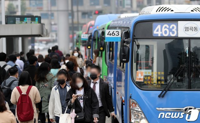정부가 마스크를 쓰지 않은 시민들의 대중교통 이용을 제한하는 조치를 내린 26일 오전 서울 중구 서울역 버스종합환승센터에서 마스크를 착용한 시민들이 승하차를 하고 있다. 2020.5.26 © News1