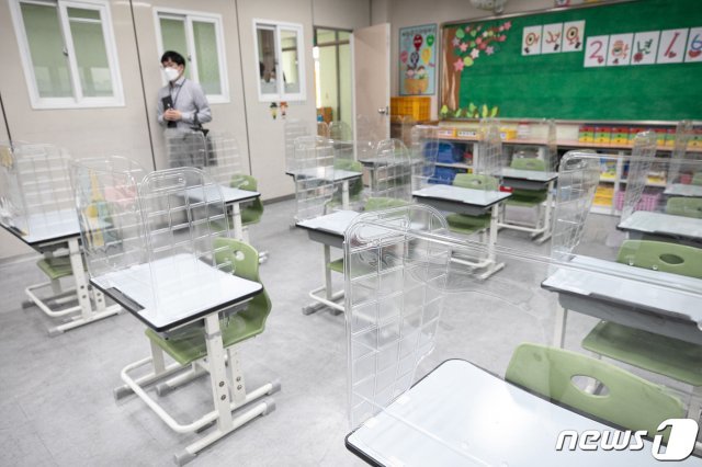 26일 서울 중구 충무초등학교 교실에 칸막이가 설치된 책상이 띄엄띄엄 배치돼 있다. /뉴스1 © News1