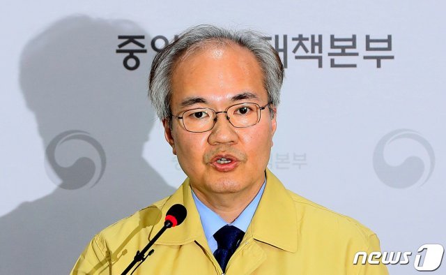 충북 청주시 오송읍 질병관리본부에서 브리핑실에서 권준욱 중앙방역대책본부 부본부장이 코로나19 국내 발생현황을 브리핑하고 있다./뉴스1 © News1