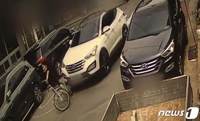 경북 경주시 동촌동 초등학교 앞 스쿨 존에서 승합차가 자전거를 타고 가던 어린이를 추돌하는 사고가 발생했다. (사고 CCTV화면 캡쳐) 2020.5.26/© 뉴스1