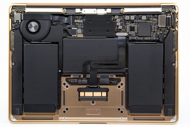 <애플 맥북 에어의 내부 구성, 애플은 노트북 내부 디자인까지 챙기는 것으로 유명하다. 출처=IT동아>