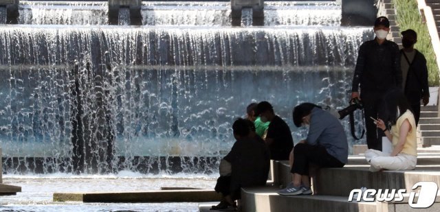 서울 청계천에서 시민들이 더위를 식히고 있다. (자료사진) © News1