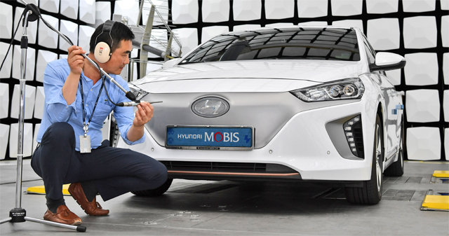 현대모비스가 외부의 전파와 음향이 차단된 전파무향실에서 그릴 커버를 활용한 가상 엔진 사운드시스템(AVAS)의 성능 시험을 하고 있다. 현대모비스가 개발한 AVAS는 기존 제품 대비 무게가 3분의 1 정도로 가볍고 크기도 절반으로 줄였다. 현대모비스 제공