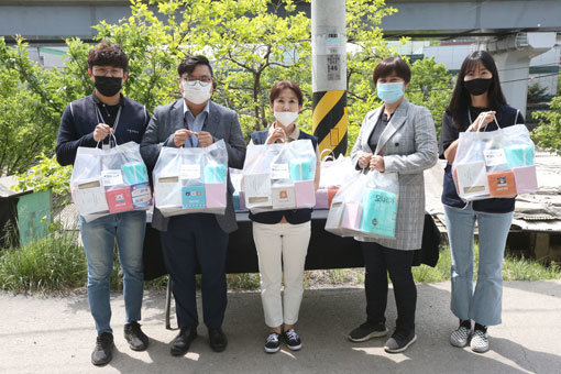 경륜경정총괄본부 임직원들이 7일 경기도 광명시 소하동에 있는 쪽방촌을 찾아 에너지 취약계층에게 연탄과 생필품 등을 전달했다. 사진제공｜국민체육진흥공단