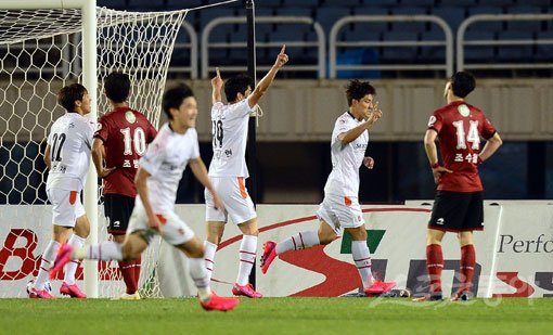 26일 경기도 부천종합운동장에서 열린 프로축구 ‘하나원큐 K리그2 2020‘ 제주 유나이티드와 부천FC1995 경기 후반전 제주 주민규가 선제 헤딩골을 성공시킨 후 환호하고 있다. 부천｜김종원 기자 won@donga.com