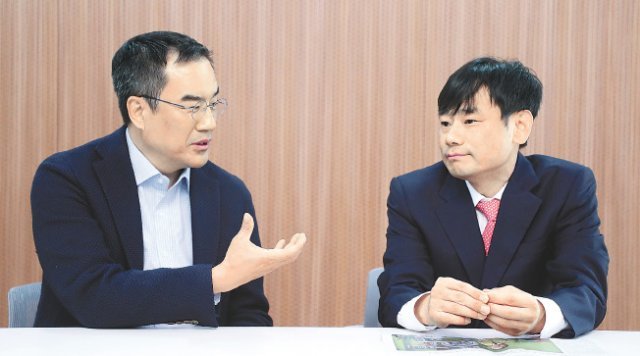 김동환 대안금융경제연구소 소장(왼쪽)과 김학주 한동대 교수. 전영한 기자 scoopjyh@donga.com