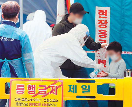 26일 서울의 한 선별진료소에서 신종 코로나바이러스 감염증(코로나19) 진단 검사를 받은 어린이가 손 소독을 하고 있다. 뉴시스