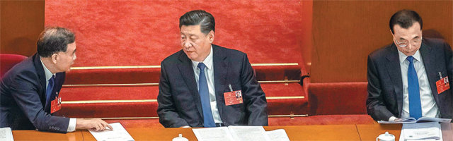 자력갱생 강조한 시진핑 25일 중국 베이징 인민대회당에서 열린 전국인민대표대회에 참석한 왕양 상무위원, 시진핑 중국 국가주석, 
리커창 총리(왼쪽부터). 홍콩 사우스차이나모닝포스트(SCMP)는 이날 중국 정부가 수출 주도 성장이 아닌 내수시장 개척 중심의 
새로운 발전 계획을 추진하고 있다고 보도했다. 베이징=AP 뉴시스
