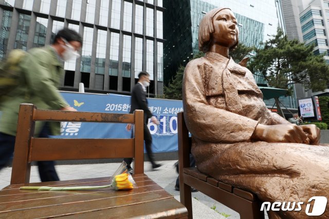 26일 오후 서울 중구 옛 일본대사관 앞에 설치된 평화의 소녀상 주위로 시민들이 오가고 있다. 2020.5.26 © News1