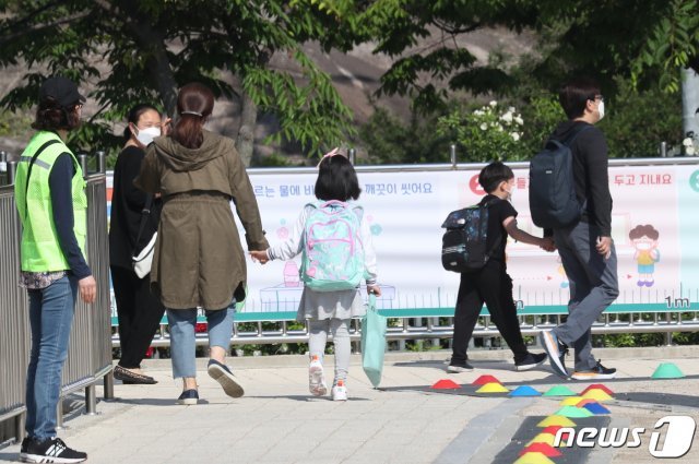 27일 서울 성북구 월곡초등학교에서 초등학교 1~2 학년 학생들이 부모와 함께 등교하고 있다. © News1