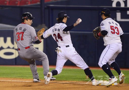 26일 서울 잠실야구장에서 ‘2020 신한은행 SOL KBO리그’ 두산 베어스와 SK 와이번스의 경기가 열렸다. 6회초 1사 만루 SK 최준우의 내야 땅볼 때 두산 2루수 오재원이 공을 손에 든채 1루베이스를 밟고 있다. 잠실｜주현희 기자 teth1147@donga.com