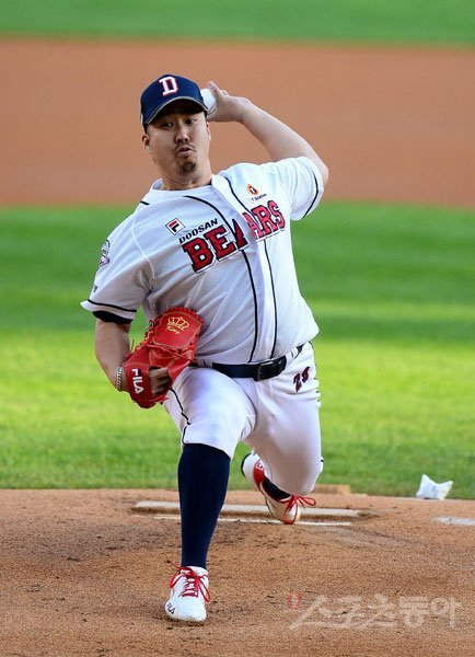 27일 서울 잠실야구장에서 ‘2020 신한은행 SOL KBO 리그‘ SK 와이번스와 두산 베어스의 경기가 열렸다. 선발 투수로 등판한 두산 유희관이 역투하고 있다. 잠실｜김종원 기자 won@donga.com