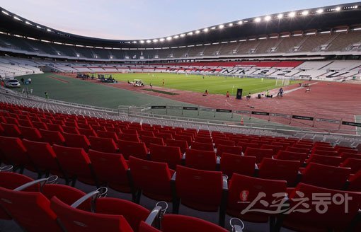 한국프로축구연맹은 다음달 초부터 유관중 전환을 모색했지만 코로나19 확진자가 증가 추세를 보임에 따라 더 신중한 검토작업 후 재논의하기로 했다. 스포츠동아DB