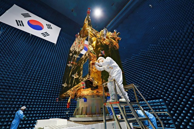 다목적 인공위성 ‘천리안 2B’의 전자파 실험 장면이 28일 네이처가 한국의 연구 성과와 제도를 설명하는 특집 기사 표지로 쓰였다 (항공우주연구원 홈페이지) 2020.05.28/ 뉴스1