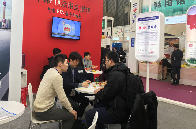지난해 중국 상하이에서 열린 무역 전시회에서 국내 기업들이 자유무역협정(FTA)과 관련된 상담을 진행하는 모습. KOTRA 제공