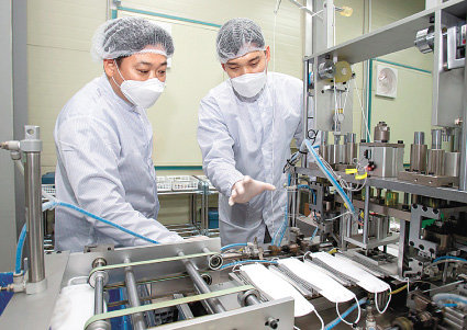 삼성전자는 마스크 제조사 3곳에 자사 인력을 파견해 생산성을 높일 수 있도록 했다.