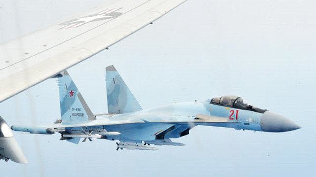 26일 미 해군이 공개한 러시아 전투기 Su-35. 사진 속 날개는 미군 초계기 P-8A의 일부로 양측이 거의 부딪힐 만큼 가까웠다는 점을 보여준다. 사진 출처 미 해군 웹사이트