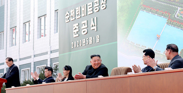 2일 순천 인비료공장 준공식에 참석한 김여정 노동당 제1부부장(왼쪽에서 세 번째)이 주석단에 오빠 김정은 북한 국무위원장과 나란히 앉아 박수를 치고 있다. 사진 출처 조선중앙통신