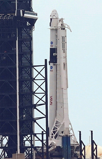 26일 로켓 ‘팰컨9’가 미국 남부 플로리다주 케네디 우주센터 발사장에서 발사대 장착 및 기립을 마친 채 발사를 준비하고 있다. 케네디우주센터=AP 뉴시스